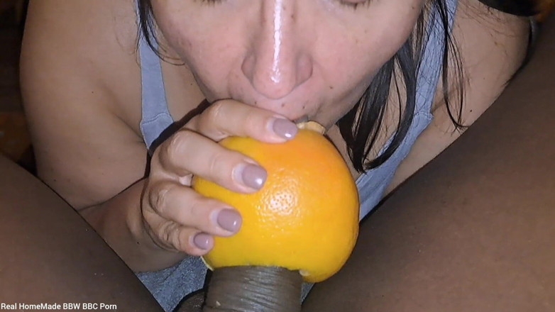 Real homemade BBW BBC porn: Даючи великому чорному члену дивовижний мінет, погладжуючи його член, стогне і стогне