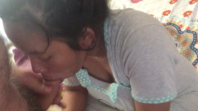 Megacute9999: 인도네시아 가정부가 상사의 하얀 음경을 빨고 있다