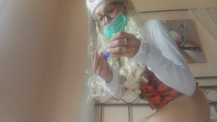 savannahamatoriale: Une infirmière sexy essaye de nouveaux suppositoires