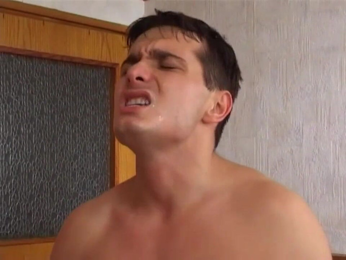 Bisexual Illusion: Bisessuale scopata in culo trio in cucina