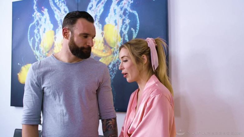 Nuru Massage: Nuru Masaje - la traviesa Aiden Ashley le da un masaje...