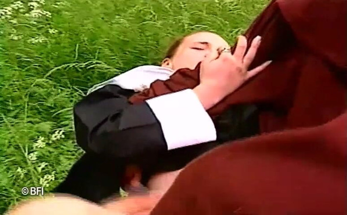 Bizzar hardcore party: Une nonne brune se fait baiser dehors dans le forrest