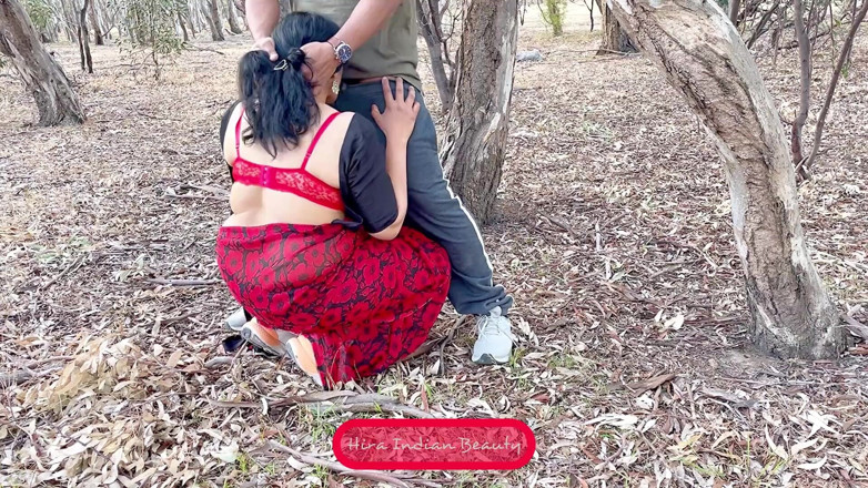 Hot 365 Entertainments: Hermosa esposa en Saree - Dando mamada al aire libre