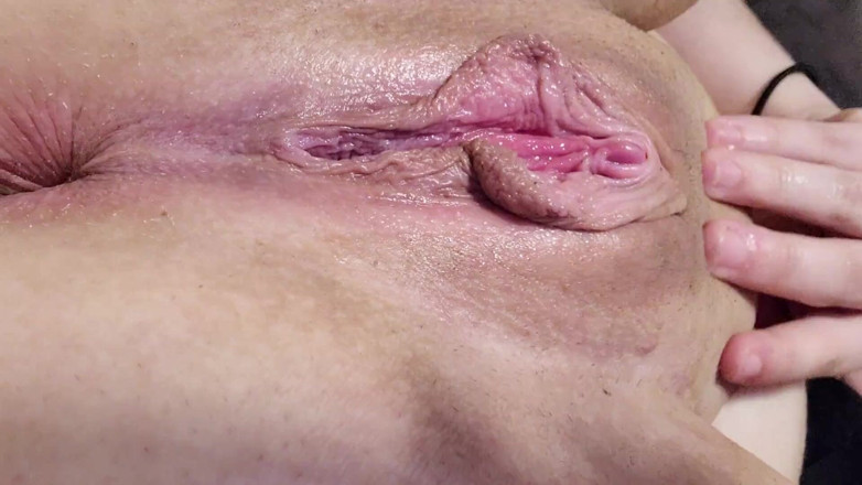 Lil_Rawra: Whimpering mädchen: Schau zu, wie diese rasierte Schmetterlings-muschi ein Arschloch...