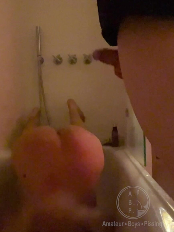 AmateurBoysPissing: Odważyłem się sikać na mojego nagiego współlokatora, który robi się...
