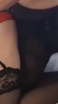 Fotto il mio uomo sottomesso vestito in lingerie