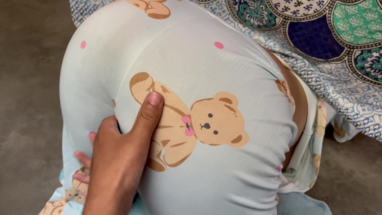 Saali: 義理の義理の妹がベッドの下に閉じ込められている間にセックス