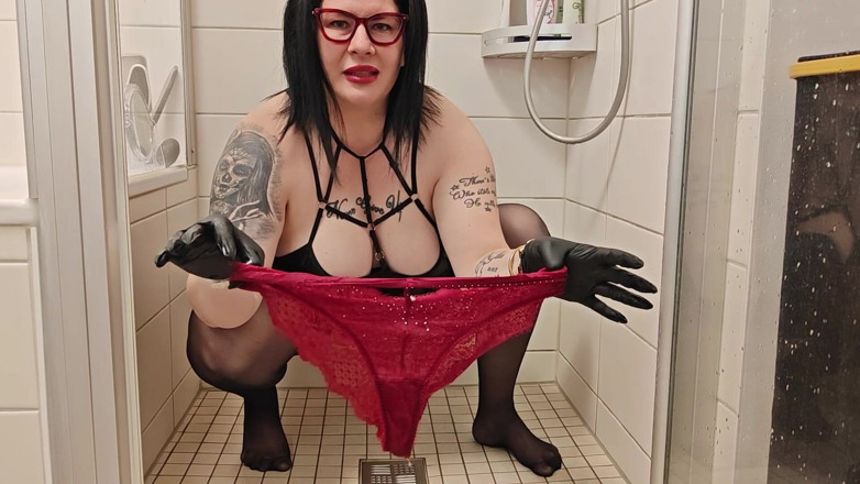 Lady Lena XXX: Kencing di celana dalam