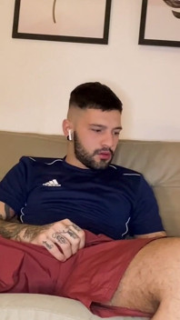Je me branle et je lèche mon propre sperme après la gym