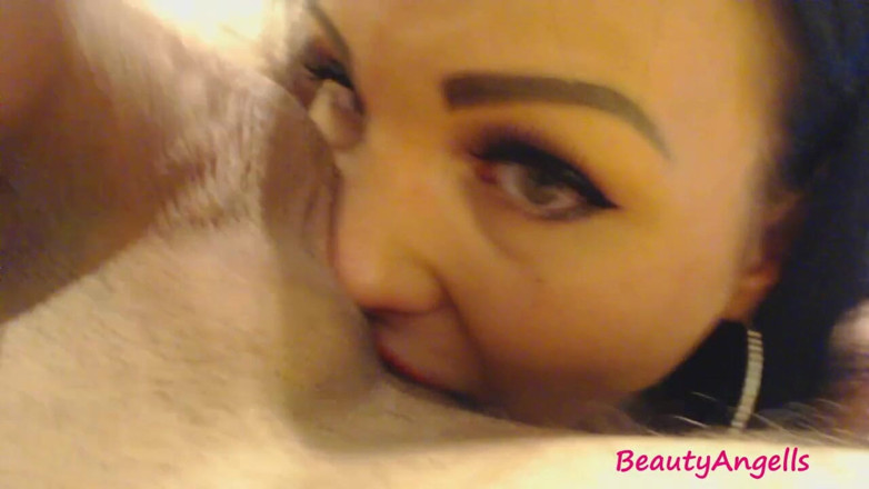 BeautyToPorn: Atemberaubende brünette leckt und lutscht