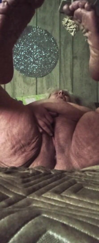Elle se caresse le clito et lui fait cracher la chatte