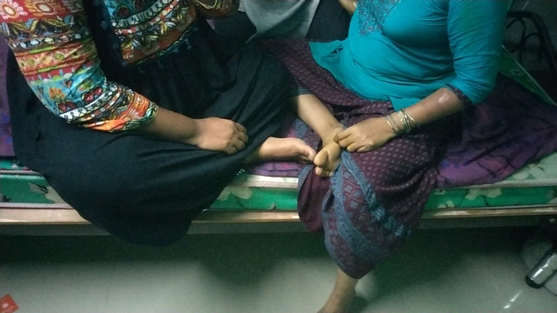 Tamil lesbian: Три тітоньки розмовляють у спальні