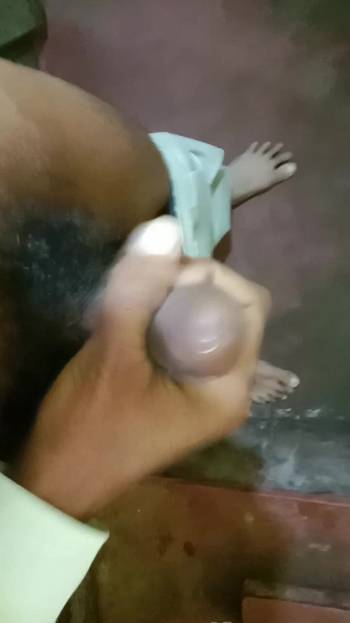 Kala Desi: 一人で座って震えている