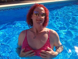 Mistress Jodie May: बस मैं, बिकनी में, स्पेन में छुट्टी पर पूल में छींटे मारना