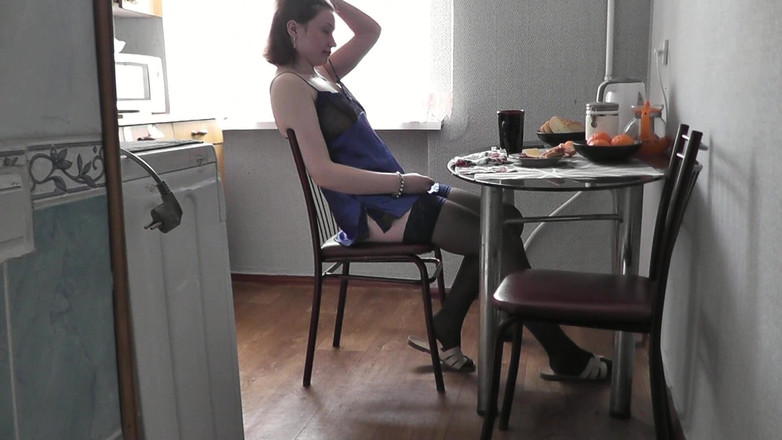 Assol: Roztomilá holka. Sexy Assol v erotickém prádle Peignoir punčochy připravuje...