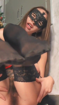 Cavalcando la figa pelosa sul dildo super enorme
