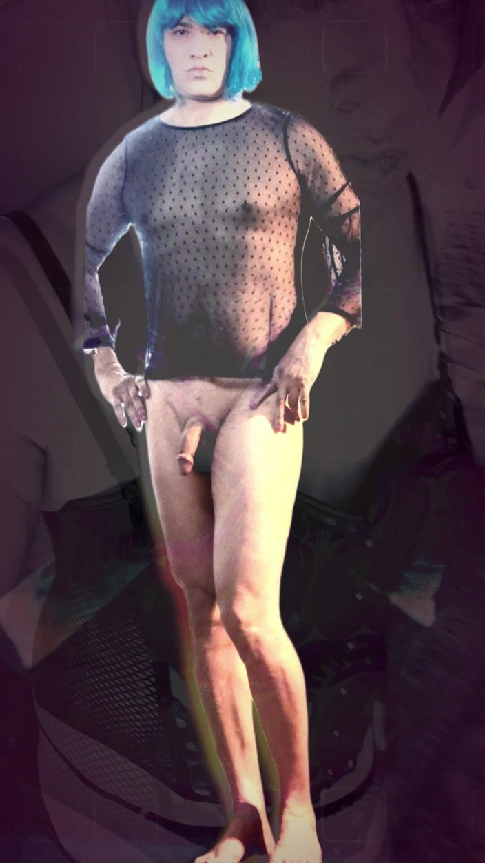 kandiKane: Sexig brasiliansk sissy shemale pumpar sitt tighta lilla rövrör pmv