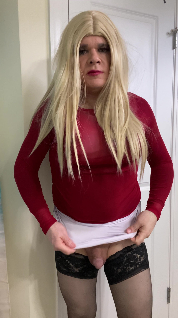 MadisonCD2025: MILF Crossdresser Dalam Stoking Tinggi Peha Hitam Dan Bercakap Kasut...