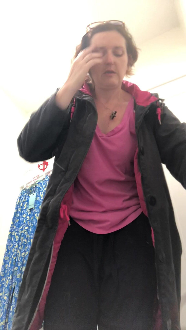 MistressWriggler: ブラなしで、コマンドーでタトゥーを入れた女の子が新しい服を試着している。パート1/2。