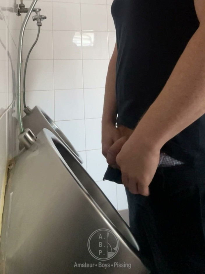 AmateurBoysPissing: Sledování zrzavého chlapa na záchodě