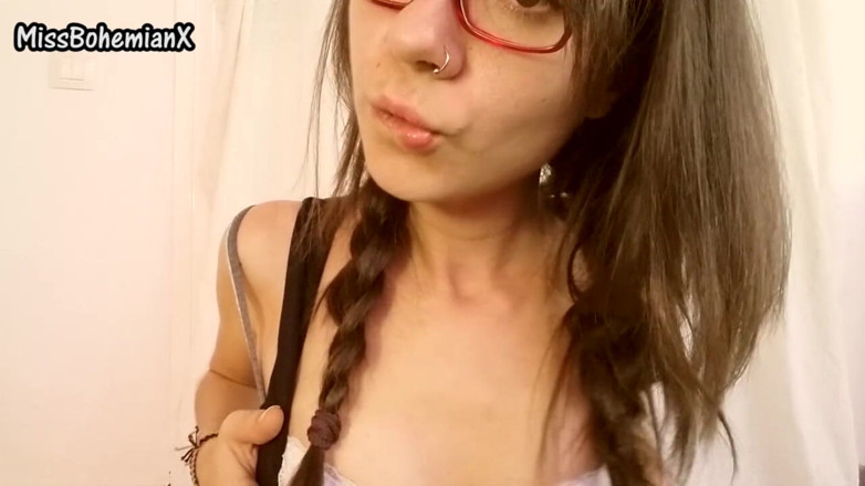 Miss Bohemian X: Пухлые сиськи в лифчике под отжимом