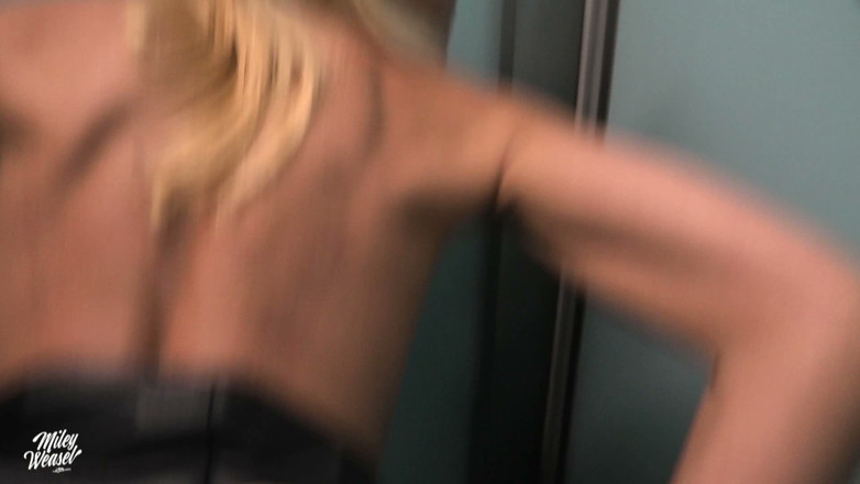 Miley Weasel: Rubia zorra es follada por un desconocido en el aparcamiento...