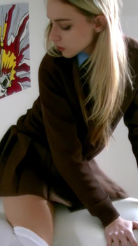 Любов на дивані з іграшкою Chloe