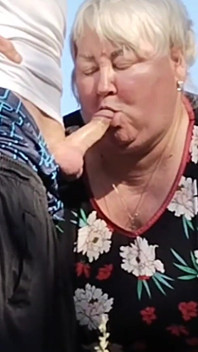 Teściowa trzyma mojego penisa, podczas gdy sikam, a następnie ssie go publicznie