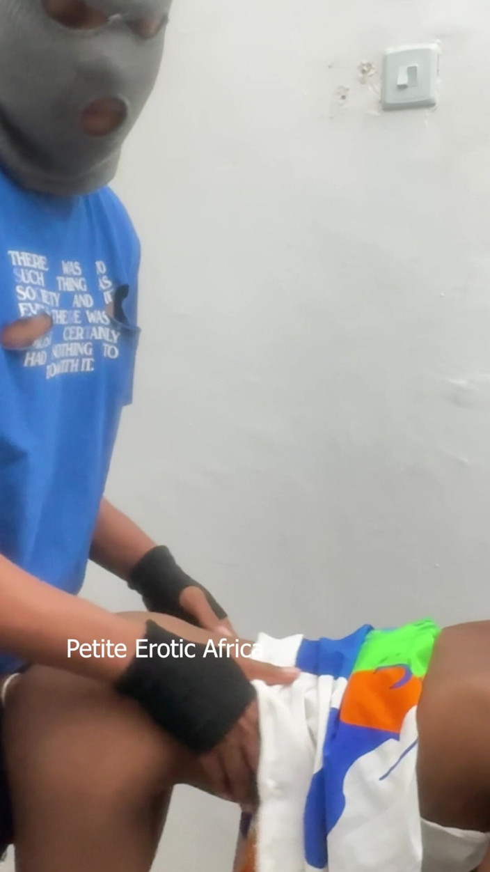 Petite Erotic Africa: Girilmek için çok sıkı