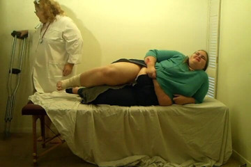 BBW nurse Vicki adventures with friends: Angie è caduta qui è nella sala d'esame con l'infermiera Vicki