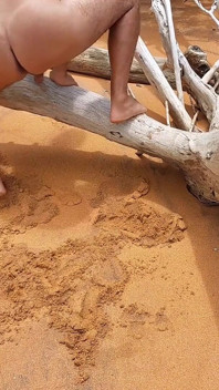 Ladysilva mostra il suo abbronzato con una linea di abbronzatura molto sexy in spiaggia