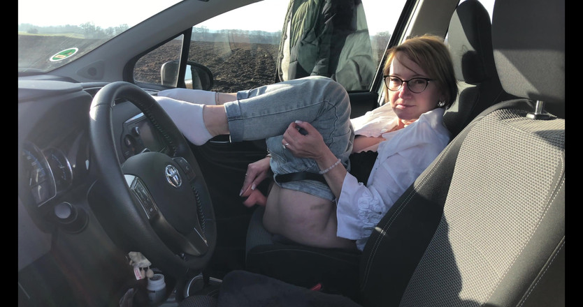 Pozi: 妻が駐車場にいる