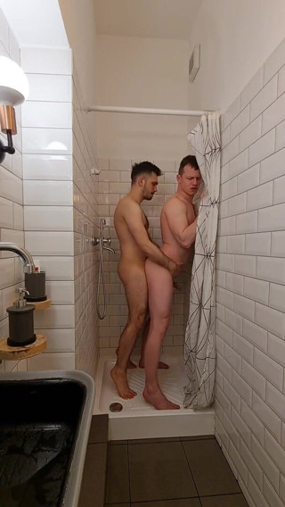 Laur Balaur Production: Morning shower in two