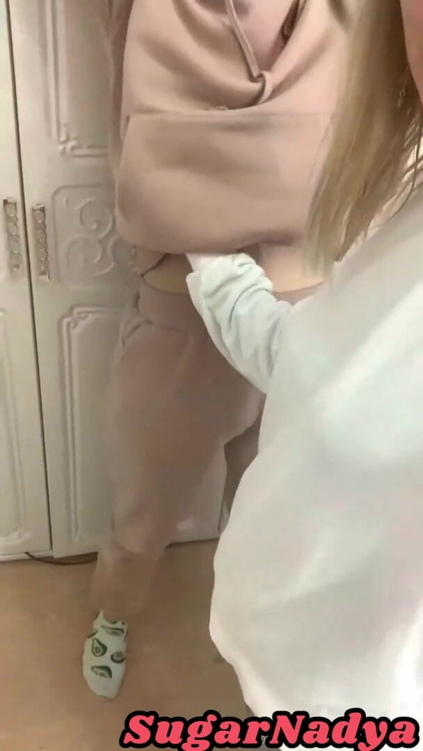 SugarNadya: La fiesta terminó con lamiendo las tetas de la sexy...
