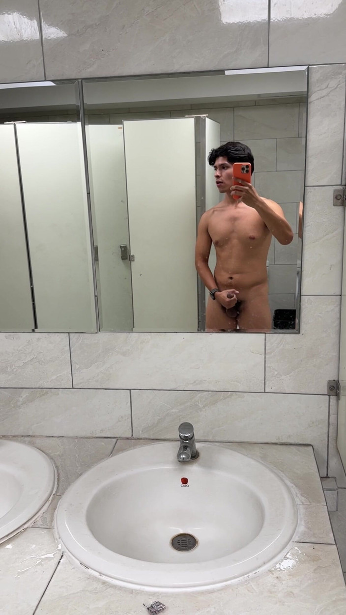 joanraay: Si masturba in un bagno