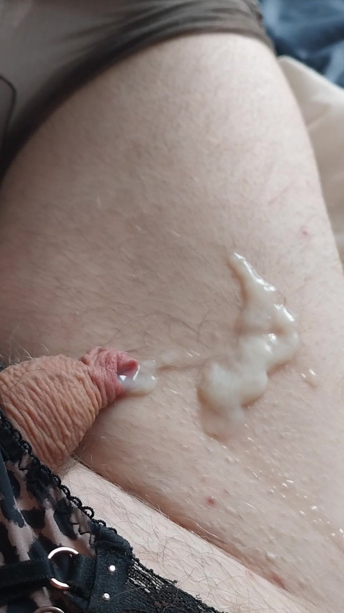 Cindy Belfast: Butt-plugged Clitty Cums in New Panties