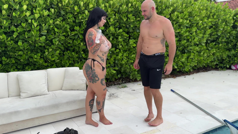 J-Mac: Tetovaná prsatá holka Angel Summers je ošukaná jejím velkým čůrákem souseda