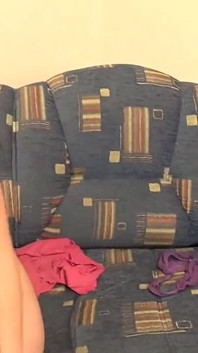 Emo emily lagi asik muasin memek sempitnya pakai dildo ukuran XL