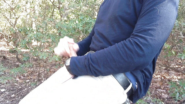 TJenner: 我在树林里刮风的一天在木上撸管，户外撸管。