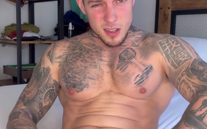 BoyGym: Sexy pedaço tatuado brincando com meu pau gordo e buraco