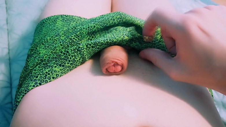 Pasha: Chlap v krásných zelených plavkách eroticky masíruje své