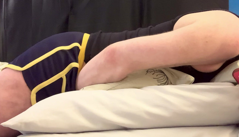 C-Spot: 발정난 Cspot 그리고 이어버드에서 포르노를 보고 큰 오르가즘을 느끼는