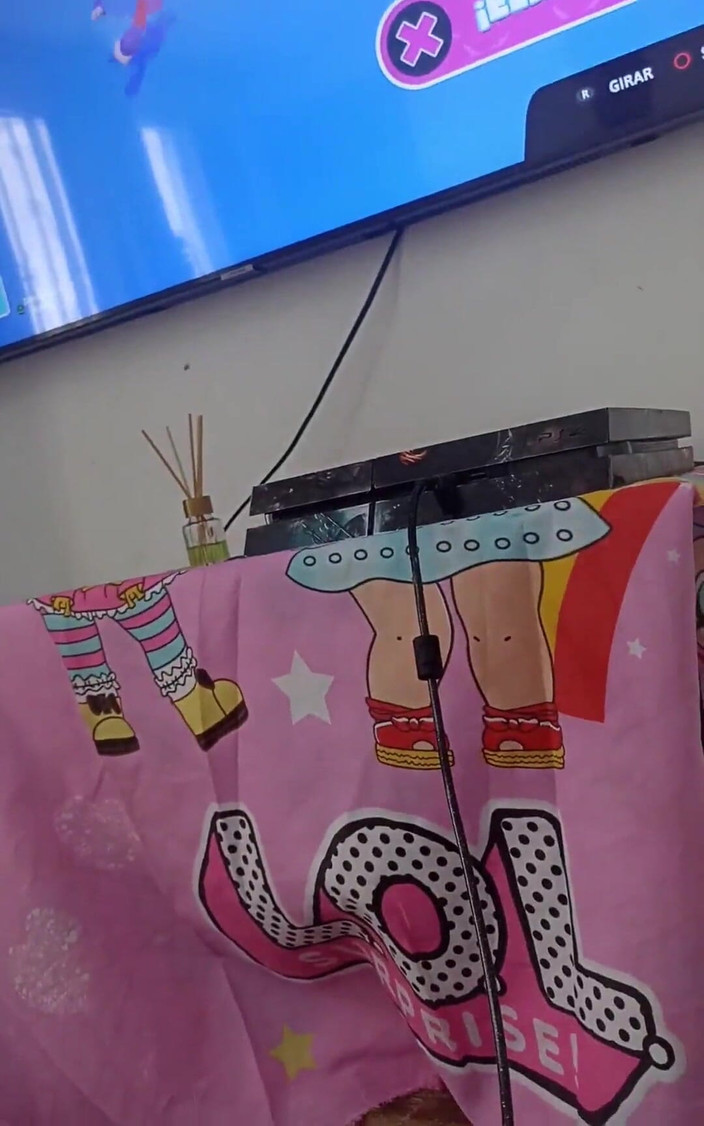 Pikaa6: Culo grosso e bella mora che giocano ragazzi autunnali sulla...