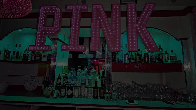 Ferrero anal experience: Ateşli esmer eş değiştirme kulübünde genç bir sarışın tarafından yumruklanıyor.