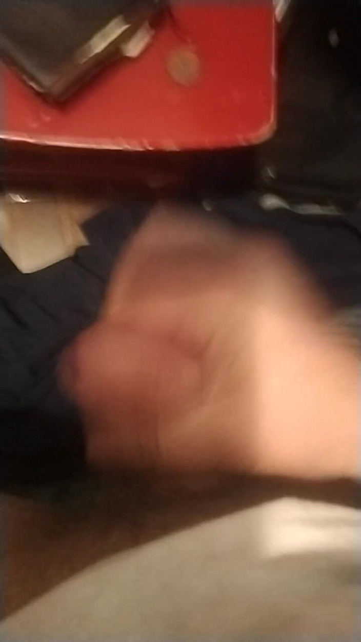 Buddy_Cuck: Głaskanie mojego małego penisa do międzyrasowego porno i wytrysk tak...