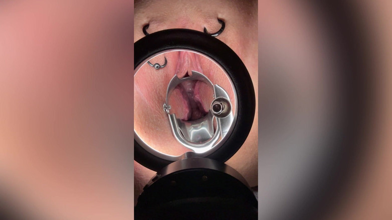 SklavinS_pervert: Slaaf S speelt met haar baarmoederhals