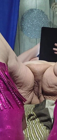 Une femme au foyer excitée regarde du porno, tu sais pour quoi faire