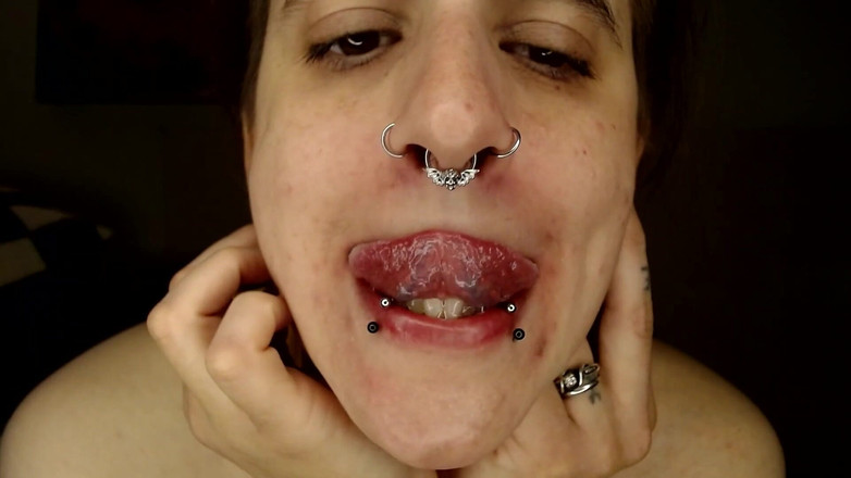 Abby Anna: Wycieczka big mouth z kolczykami