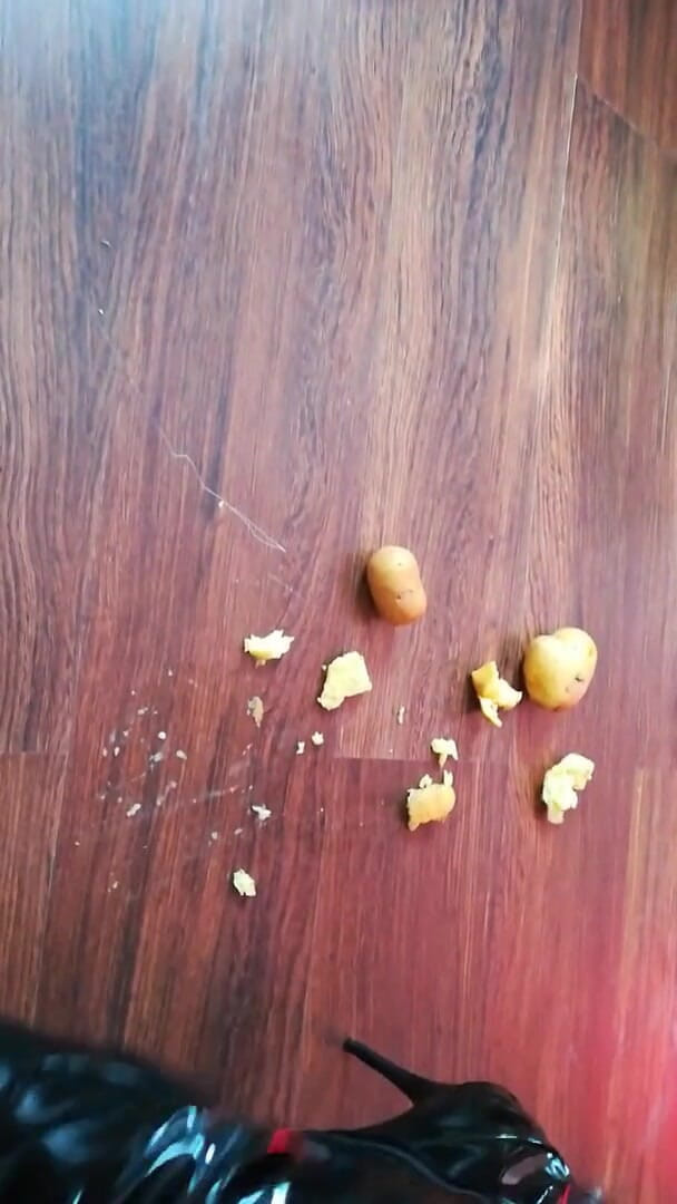 Lady Daniela -: A senhora de botas bonitas esmaga batatas