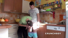 Crunch Boy: Max ošukaný Brianem ráno v kuchyni